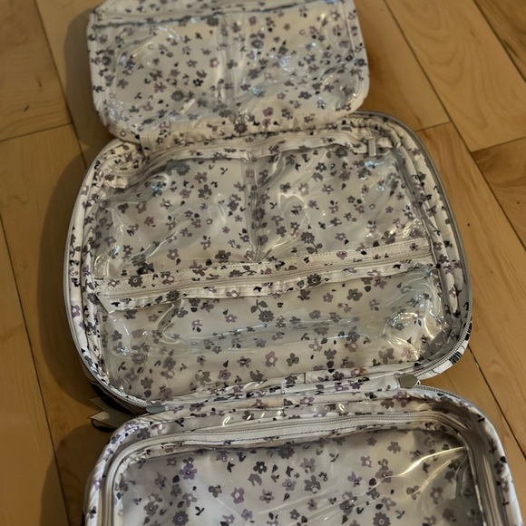 Vera Bradley, toiletry case, but used for a short time as a make up case - Picture 6 of 8